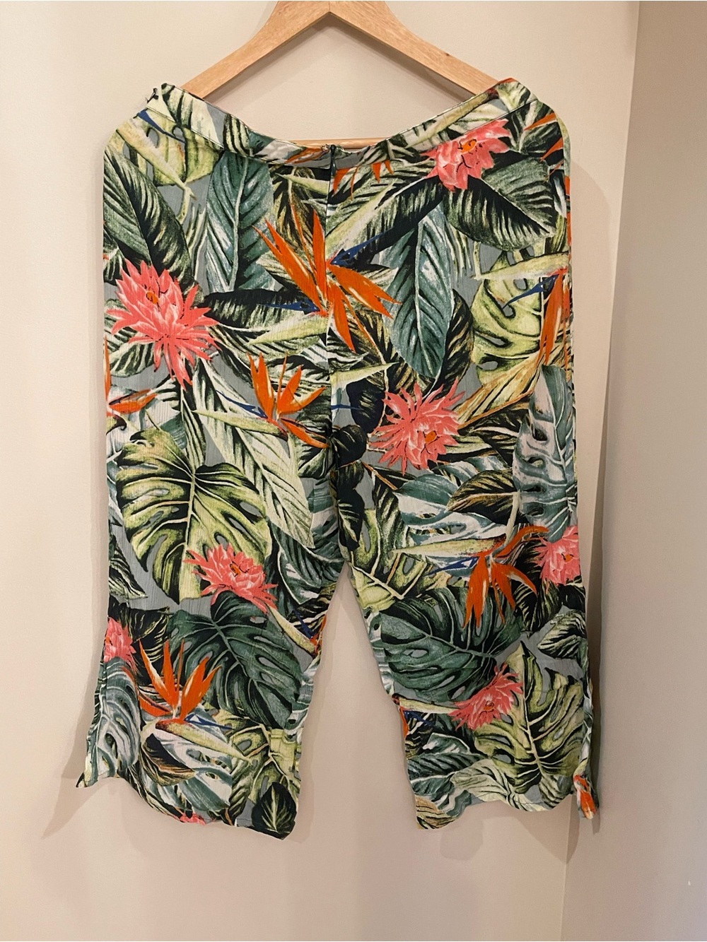 Rip Curl Tropical Floral Capri Pants Size Medium Like New